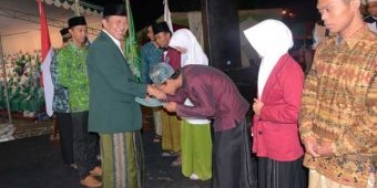 Bupati Tuban Serahkan Hadiah Uang dan Piagam kepada Juara 1 MQK V