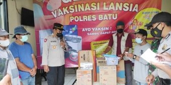 Beri Apresiasi Vaksinasi Lansia, Polres Batu Bagi-Bagi Doorprize