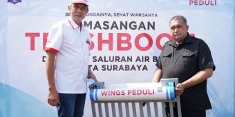 Wings Group Lakukan Pemasangan 5 Titik Trash Boom di Surabaya