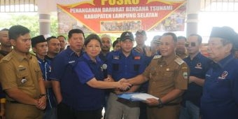 Bantuan Warga Jatim untuk Korban Tsunami Lampung Diserahkan Terimakan
