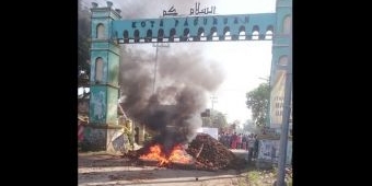 Tiap Hari Hirup Debu, ​Warga Tembokrejo Pasuruan Blokir Jalan