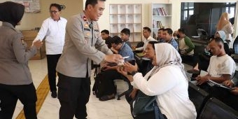 Polres Mojokerto Kota Bagikan Bubur Kacang Hijau untuk Pemohon SKCK di MPP