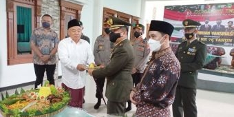 HUT TNI ke-76, Kiai Asep dan TNI Potong Tumpeng dan Gelar Vaksinasi di Pesantren Amanatul Ummah