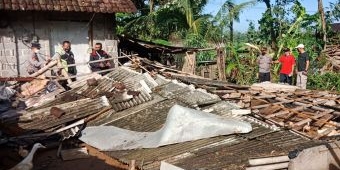 Hujan Disertai Angin Selama 3 Jam, Puluhan Bangunan di Blitar Rusak