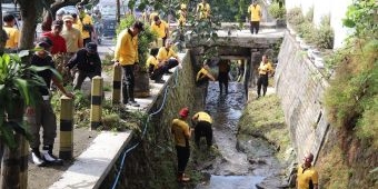 Peringati Hari Lingkungan Hidup Sedunia, Warga Kota Batu Ramai-Ramai Bersihkan Sungai