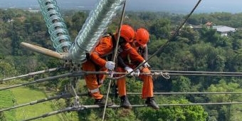 PLN Rutin Lakukan Inspeksi Penggantian Material Infrastruktur Kelistrikan Pada Musin Penghujan