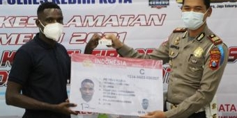 Satlantas Polres Kediri Kota Sosialisasi Safety Riding dan Terbitkan SIM bagi Mahasiswa Papua