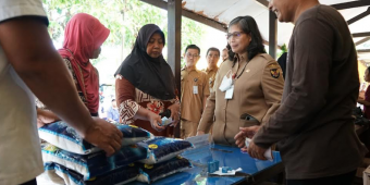 Tinjau Operasi Pasar Murni, Pj Wali Kota Kediri Berharap Masyarakat Tidak Panic Buying