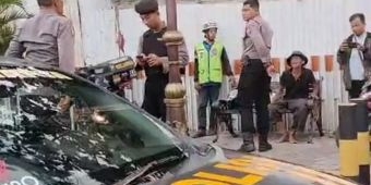 Anggota Patroli Polsek Jetis Gercep Tolong Pria yang Mendadak Sakit di Jalanan Mojokerto