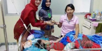 Sambut Hari Kartini, Pegawai RSNU Tuban Berkebaya dan Bagi-bagi Cokelat ke Pasien