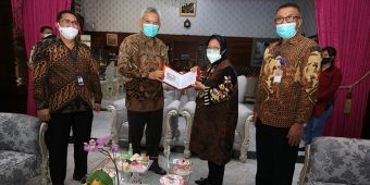 Wali Kota Risma Terima Uang Baru Pecahan Rp 75 Ribu