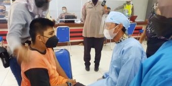 Butuh Perlakuan Khusus, Polres Tuban Turunkan Polwannya Bantu Vaksinasi Para Penyandang Disabilitas