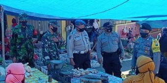 Cegah Covid-19, Koramil 0802/17 bersama Polsek Pulung Tertibkan Prokes di Pasar