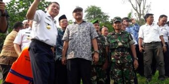 Wagub Berikan Bantuan Life Jacket untuk Penumpang dan Penambang Perahu di Wringinanom