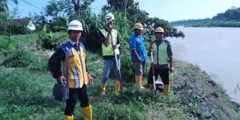 Tim BBWS Bengawan Solo Tinjau Tanggul Sungai Grindulu yang Longsor di Semanten Pacitan
