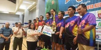 Pj Wali Kota Kediri Serahkan Hadiah ke Juara Turnamen Tenis Meja RSUD Gambiran