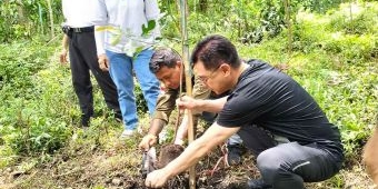 Agenda Tahunan, PT Kencana Maju Bersama Tanam Berbagai Jenis Bibit di Kaki Gunung Welirang