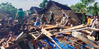 Usai Diterjang Puting Beliung, TNI-Polri dan Warga di Ngawi Gotong Royong Bantu Korban Terdampak