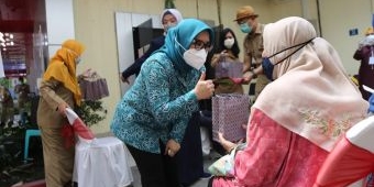 Beri Dukungan Penerima Vaksin dan Nakes, Ketua TP PKK Surabaya Keliling Puskesmas