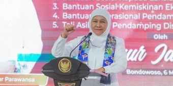 Lindungi Kelompok Rentan dan Entas Kemiskinan, Gubernur Khofifah Salurkan Bansos di Bondowoso