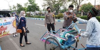 Satbimka Polres Bangkalan Bersama BUMN PNM Mekaar Region Madura 1 Bagikan 500 Paket Takjil Gratis