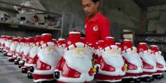 Jelang Natal, Perajin Suvenir Sinterklas di Jombang Kebanjiran Pesanan