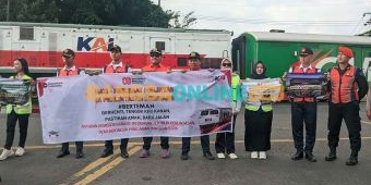 Peringati HUT ke-80 RI, KAI Daop 7 Madiun Sosialisasikan Keselamatan Perlintasan Sebidang