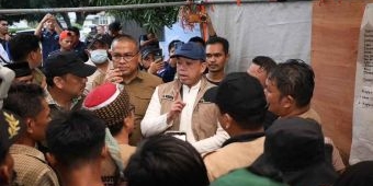 Menteri ATR/BPN Salurkan Bantuan Korban Banjir Bandang di Agam