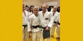 Presiden Rusia Vladimir Putin Dibanting Pejudo Cewek