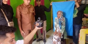 Program Jemput Bola 'Peduli Kamu' Dispendukcapil Jember Rekam Data 21 Warga Rentan di Puger
