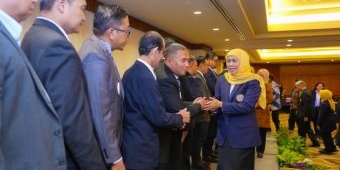 Khofifah Lantik Pengurus IKA Unair DKI Jakarta 2025–2030, Tekankan Penguatan Jejaring