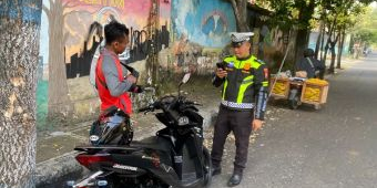 Nekat Lawan Arus di Simpang Empat Sate Nganjuk, Pemotor Ditilang ETLE Handheld