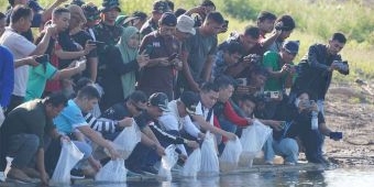 Pj Bupati Nganjuk Tebar Bibit Ikan di Bendungan Semantok