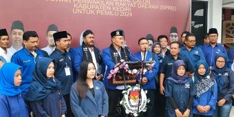 Naik Jeep Lawas, Nasdem Kabupaten Kediri Daftarkan Bacalegnya ke KPU