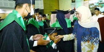 Gubernur Khofifah Minta Mahasiswa Lulusan UNU Blitar Miliki Kemampuan Complex Problem Solving