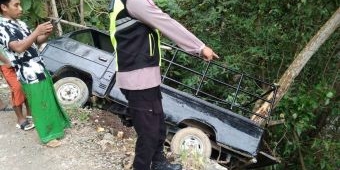 Tak Kuat Menanjak, Sebuah Pikap Pengangkut Orang di Sampang Masuk ke Jurang