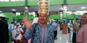 Pulang ke Tanah Air, Pasutri Haji Asal Sumenep Borong Topi Langka