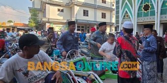 Ratusan Tukang Becak di Bangkalan Terima THR dari Politikus Demokrat