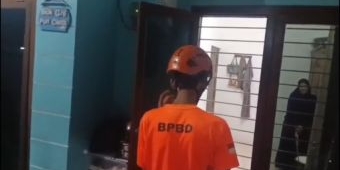 Damkar Kota Pasuruan Evakuasi Emak-Emak yang Terkunci di Dalam Rumah Malam Minggu Sendirian