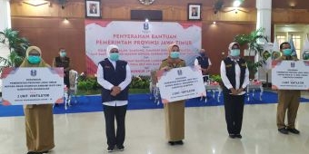 Ke Bakorwil Madura, Gubernur Khofifah Serahkan Bantuan Ventilator, Masker, dan BLT