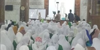 Ribuan Jemaah Hadiri Bedah Buku KH Taufiqul Hakim di Masjid Agung Sidoarjo