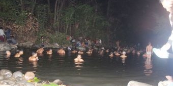 Malam 1 Suro, Ribuan Pengunjung Kungkum di Alas Srigati Ngawi