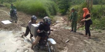 Jalan Rusak, Pengiriman Logistik Pemilu di Bojonegoro Terganggu