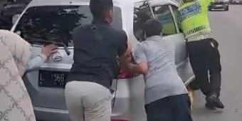 Satlantas Polres Lamongan Bantu Dorong Mobil Pemudik asal Surabaya yang Alami Gangguan
