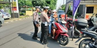 Polsek Waru Lakukan Sosialisasi Tertib Lalu Lintas pada Operasi Zebra Semeru 2025