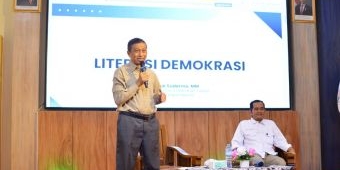 Jadi Pemateri di Unirow, Gaguk Sudarmo Ajak Pelajar Tuban Melek Demokrasi Sejak Bangku Sekolah