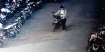 Aksi Pencurian Motor di Pabrik Pengolahan Kayu Probolinggo Terekam CCTV