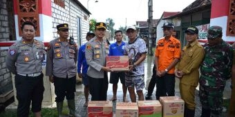 Kapolres Gresik Salurkan Bantuan Korban Banjir Luapan Kali Lamong