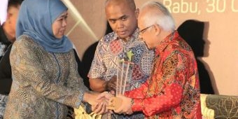 Gubernur Khofifah Dapat Anugerah Penyiaran KPID Jawa Timur 2019