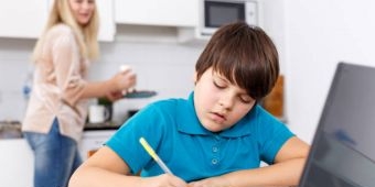Membatasi Waktu Layar: Tips Pengoperasian Penggunaan Teknologi untuk Anak-anak